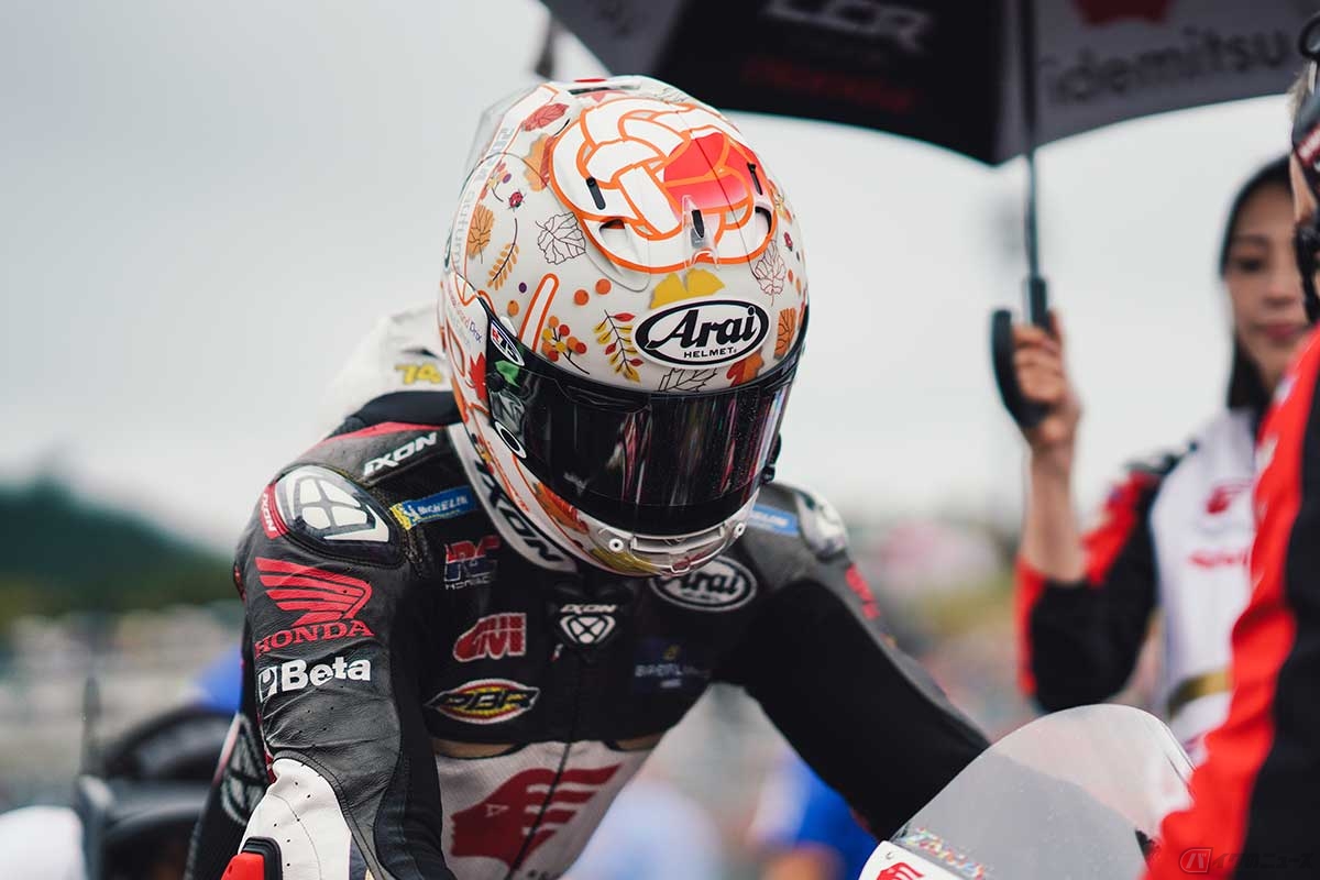 中上貴晶選手の日本GP（2024年）のスペシャルヘルメット。多くのライダーがティアオフ2枚の中、中上選手は3枚使っている