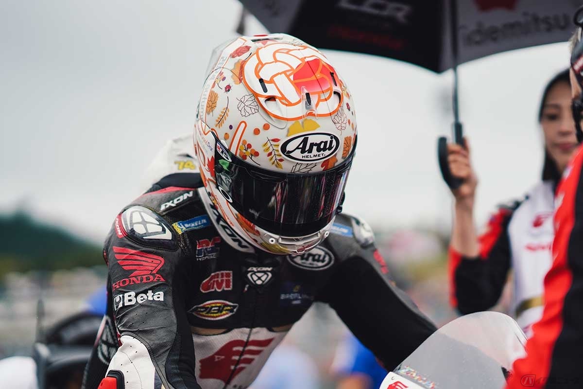 中上貴晶選手の日本GP(2024年)のスペシャルヘルメット。多くのライダーがティアオフ2枚の中、中上選手は3枚使っている