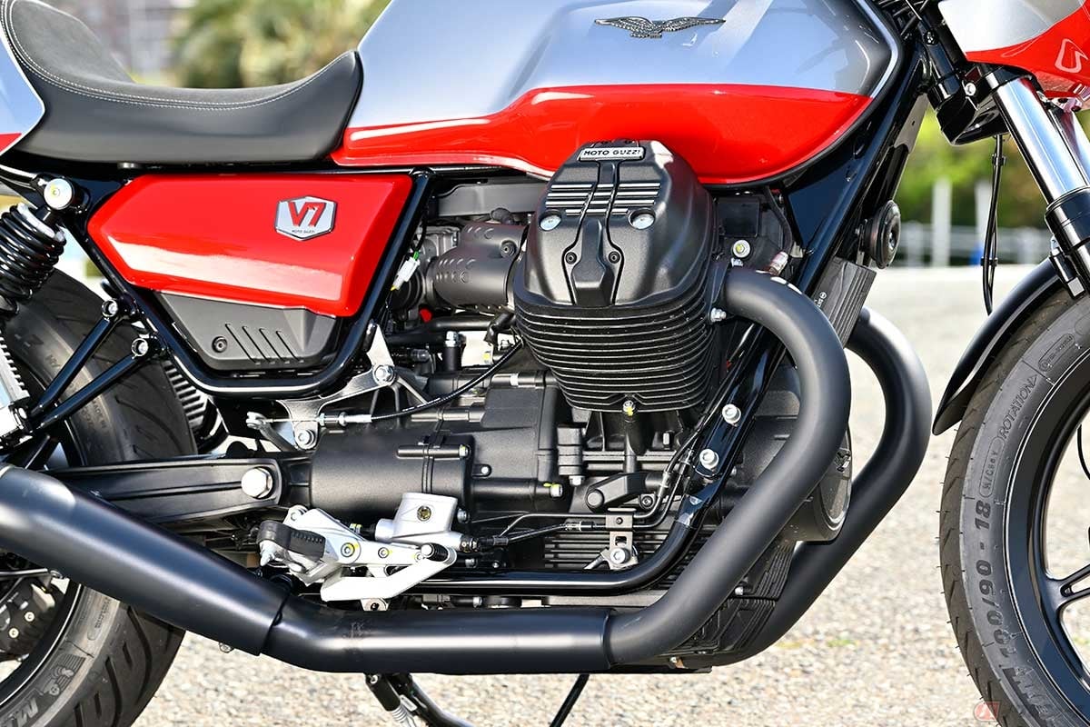 排気量853ccの空冷縦置き90度V型2気筒OHV2バルブエンジンをダブルクレードルフレームに搭載