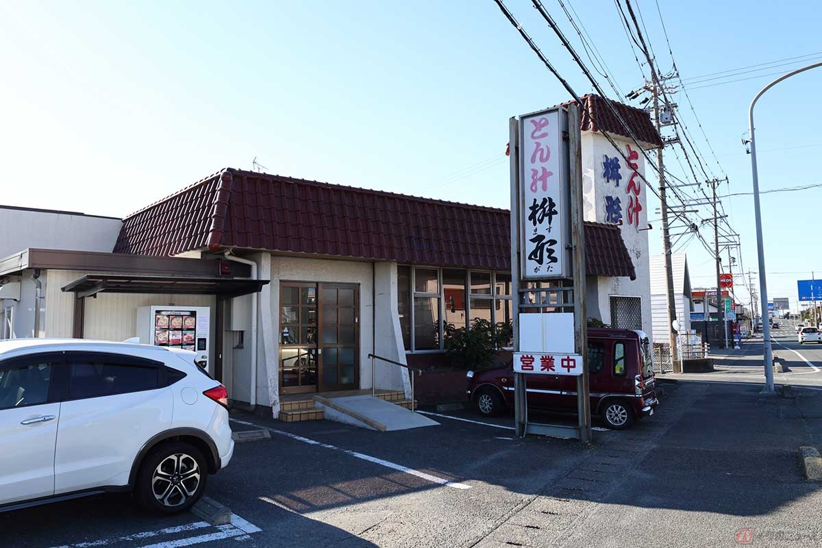 静岡県磐田市にある、創業昭和28年の老舗大衆食堂「とん汁枡形」に到着。店の外観や看板もレトロ