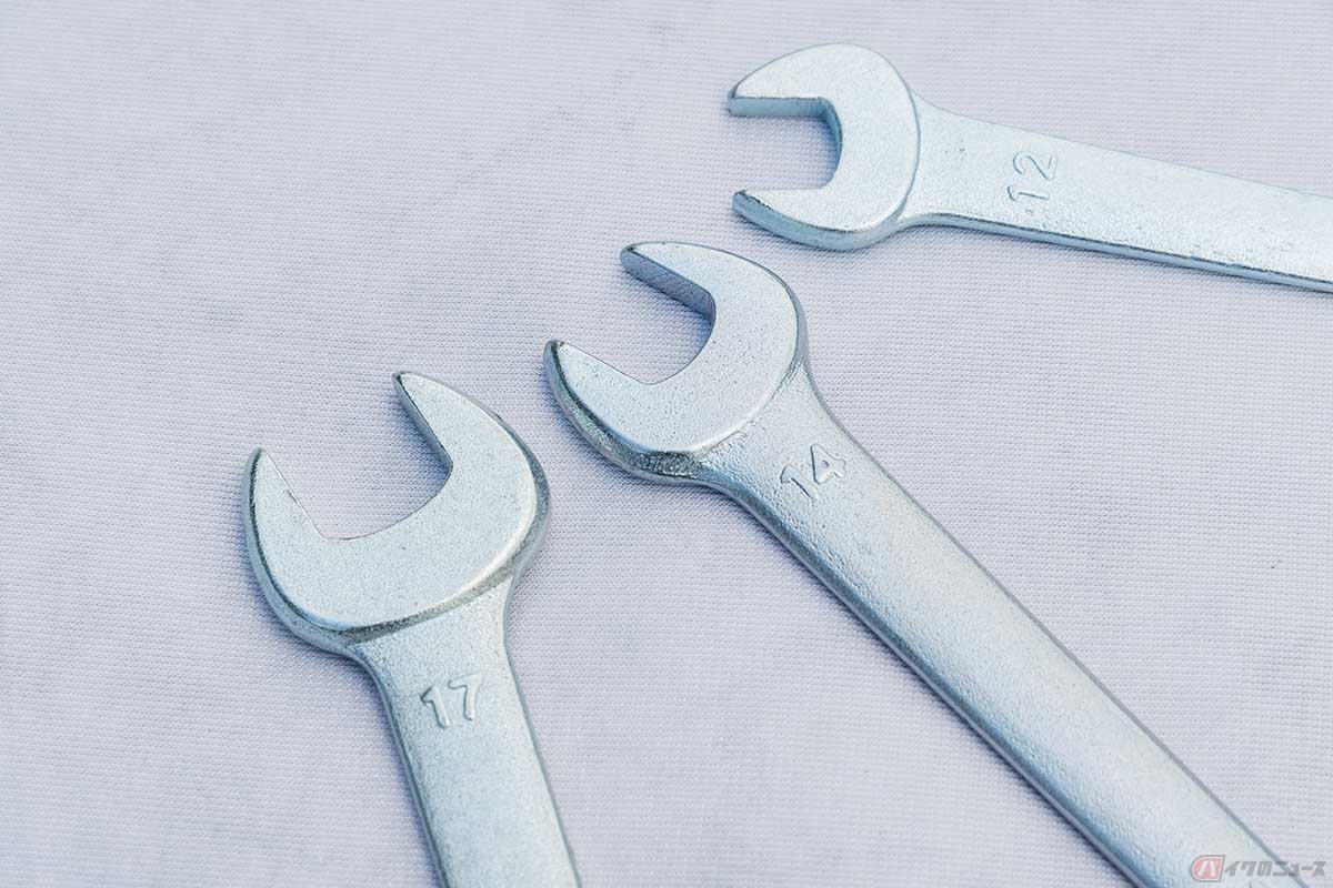 狭い箇所などで活躍する「オープンレンチ」（スパナ）