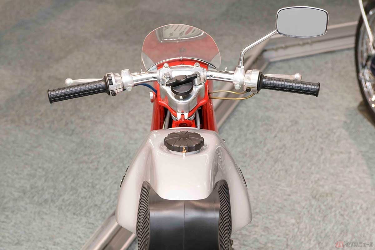 フロントフォークが鋼板パネルなので、幅が狭く、燃料タンクと合わせて独特の眺め