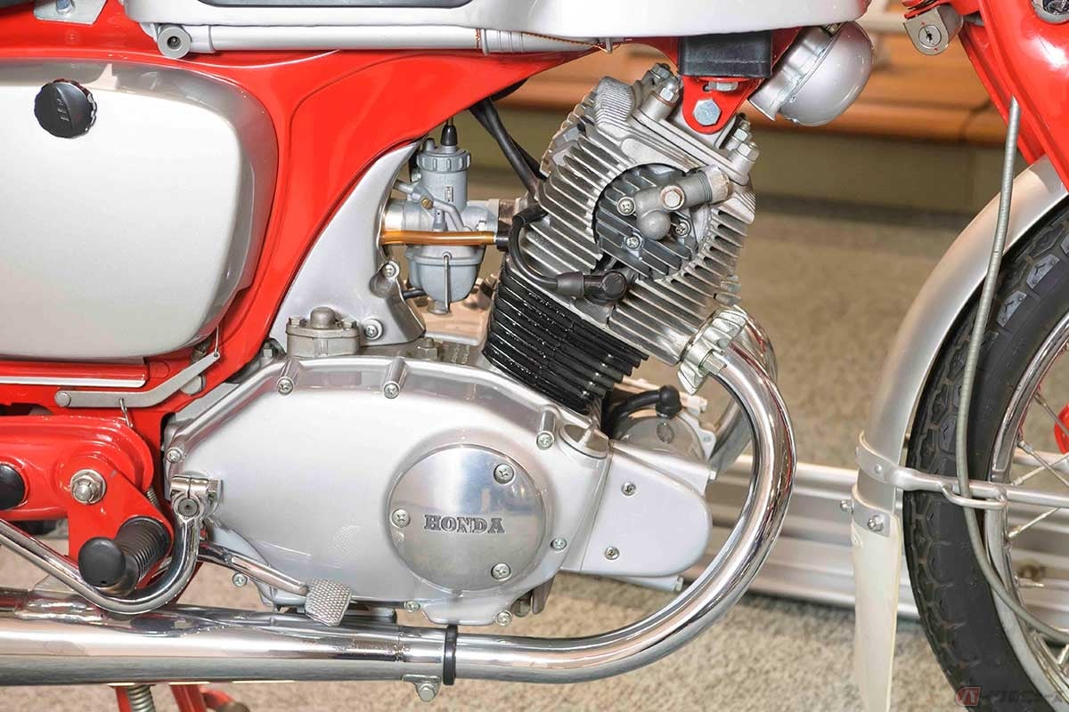 並列2気筒エンジンにシングルキャブレターながら15psを発揮。カムカバーにはタコメーターケーブルの取り出しも見られる