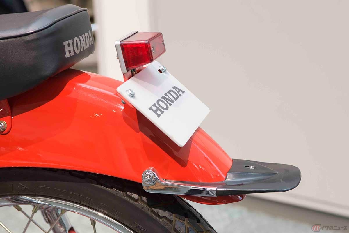 簡素なランプ類と短いフェンダー、さらに水平にして空気抵抗の少ないフラップがスパルタンなイメージ