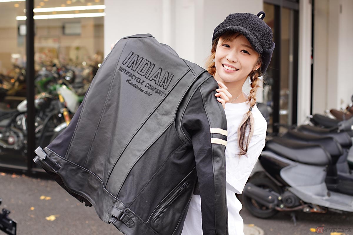 スポーツスカウトの納車とともにジャケットも新調した朝山すずさん。インディアンモーターサイクル正規ディーラーを併設しているバイク王八王子堀之内店には同ブランドのアパレルも多数用意されています