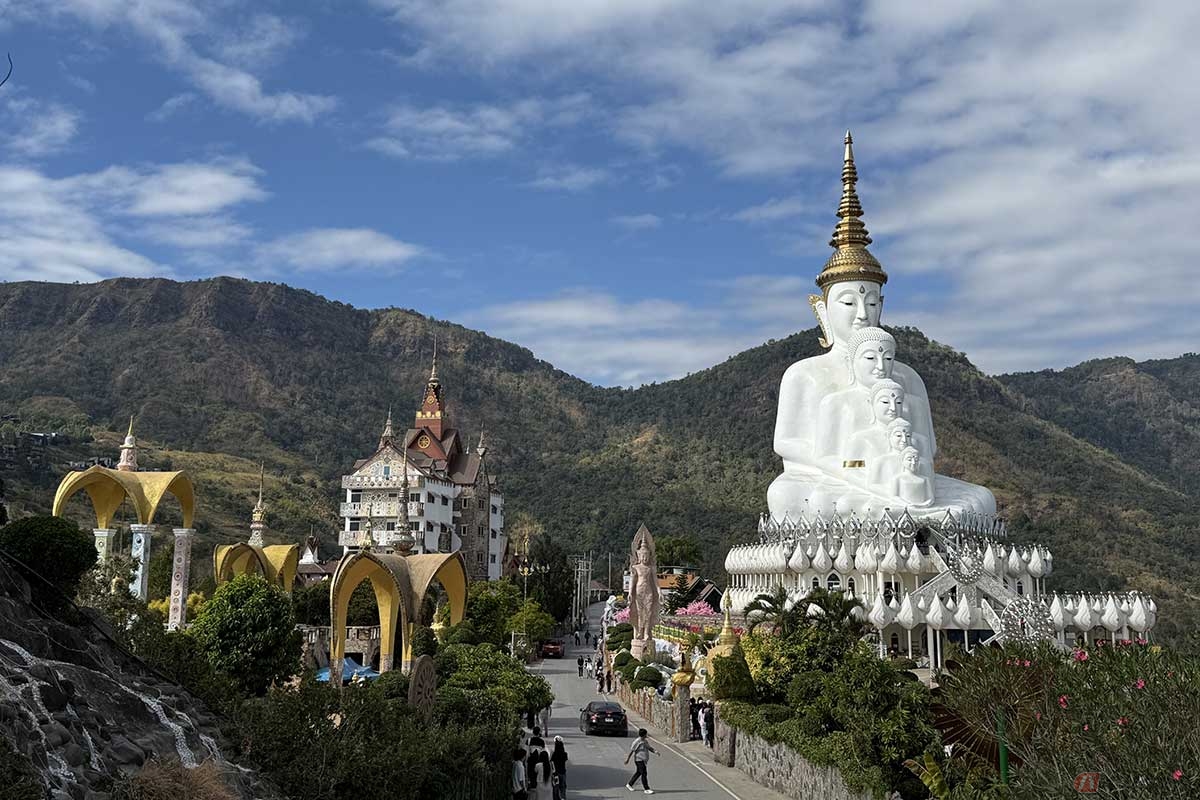 「ワット・プラタート・パーソーンケーオ」の白い姿が印象的な5連仏像