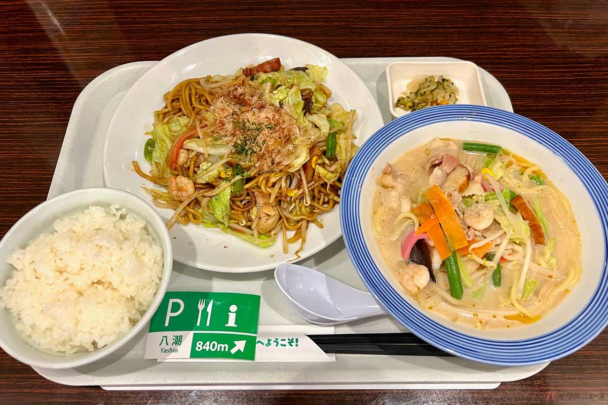 首都高「八潮PA」の期間限定メニュー「背徳×炭水化物　焼きそば定食」（1440円）は、炭水化物だらけのメガ定食。これも背徳メニューのひとつの究極形態と言える