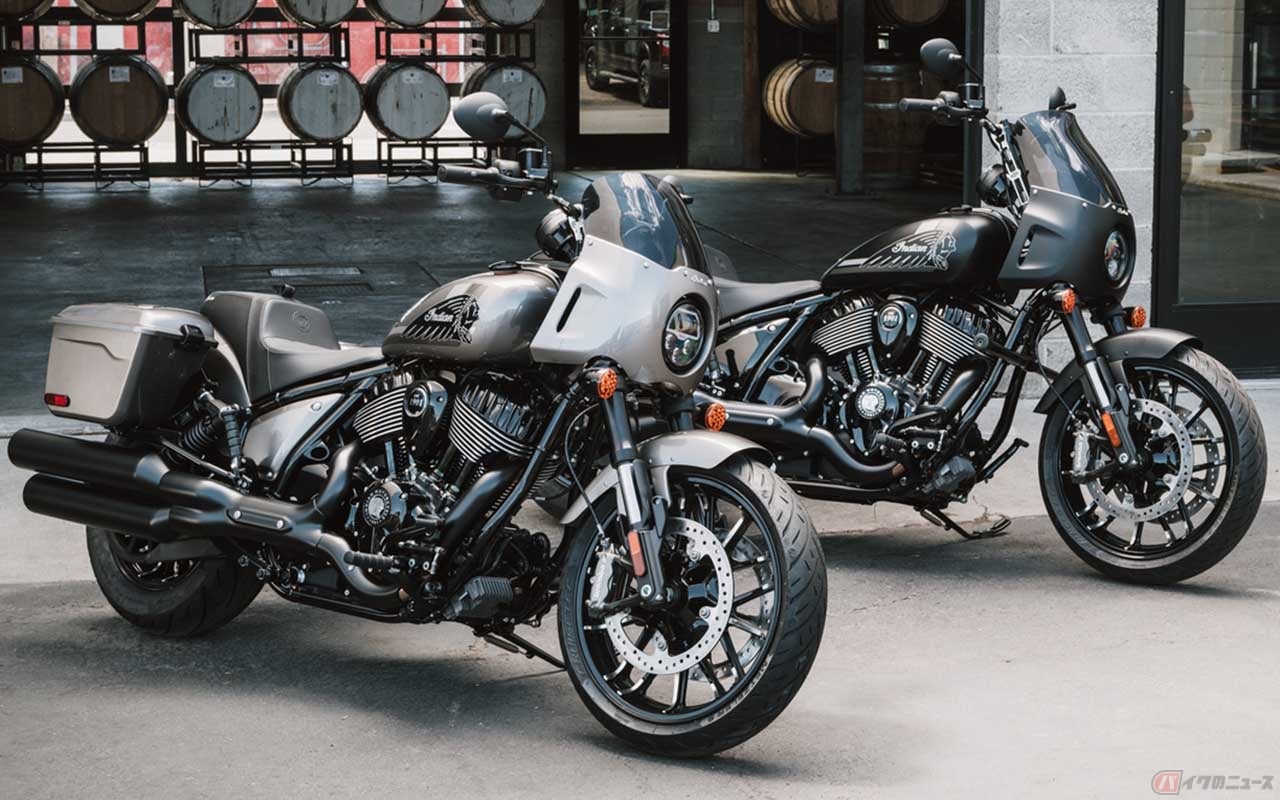 インディアンモーターサイクルの新型車「スポーツチーフRT」(奥の車両はオプション装着車)