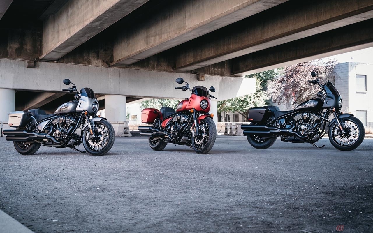 インディアンモーターサイクルの新型車「スポーツチーフRT」(右の車両はオプション装着車)