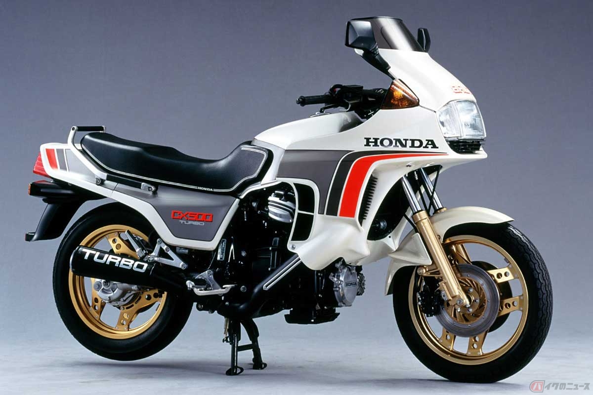 量産市販バイク初のターボ車は、1981年発売のホンダ「CX500 TURBO」。ホンダ初の電子制御式燃料噴射装置によって82馬力を発揮。翌1982年には650ccに排気量を拡大した「CX650 TURBO」（100馬力）を発売