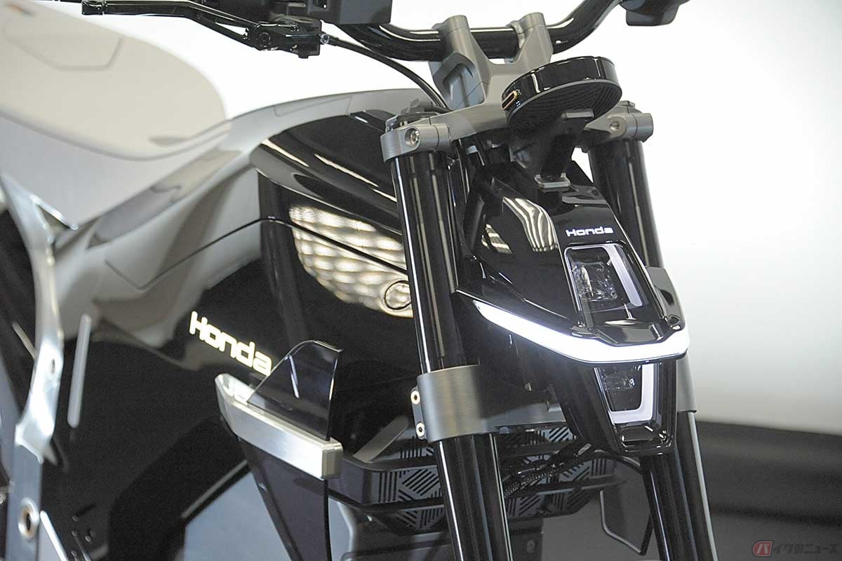 2025年中の発売が予定されている「EV Fun Concept」の顔。真一文字のDRL(デイタイム・ランニング・ライト)の上下に、鋭い光のヘッドライトが装備されている(撮影=中島みなみ)