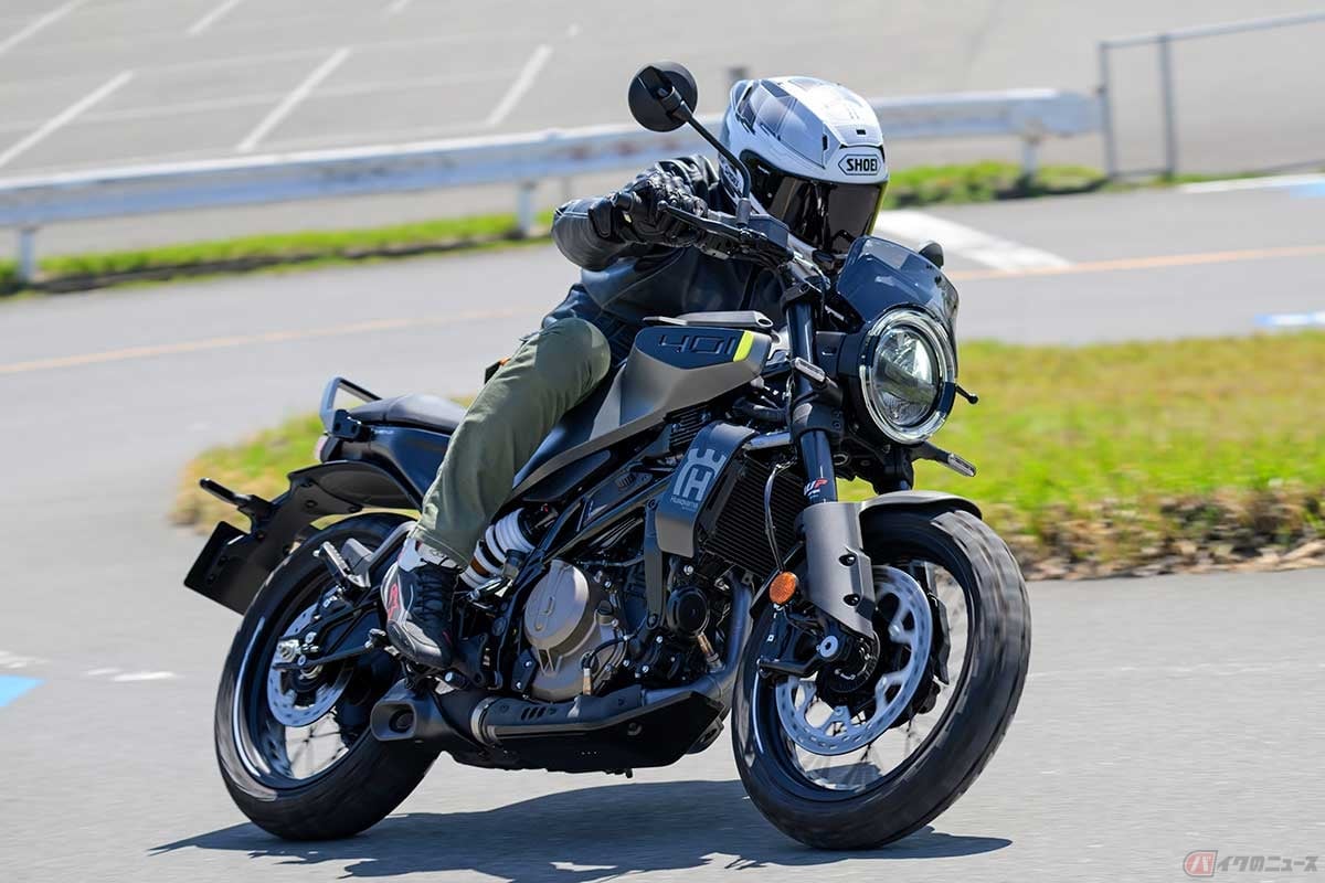 ハスクバーナ「SVARTPILEN 401」(2024年型)に試乗する筆者(中村友彦)