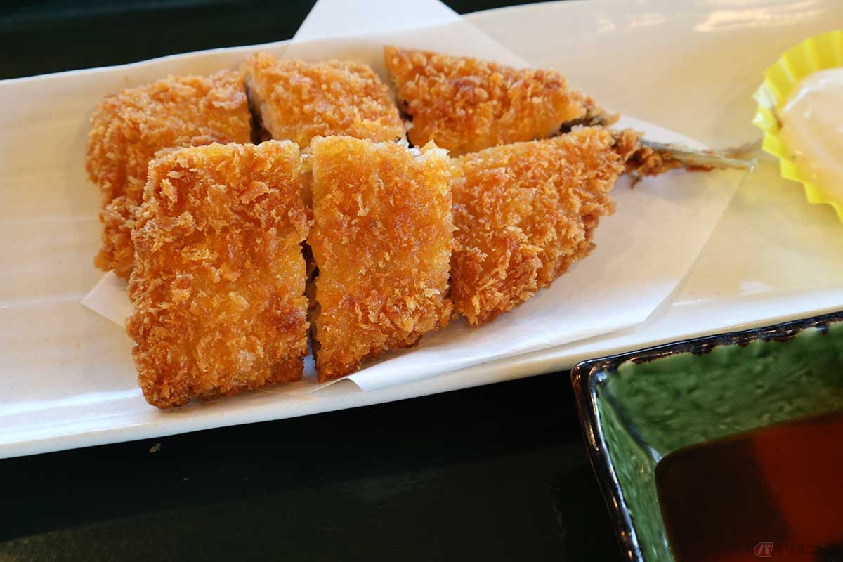 「浜や食堂　かわまちてらす閖上店」の「アジフライ」は、サイドメニュー的な一品料理で。衣はサクサク、身は締まっている