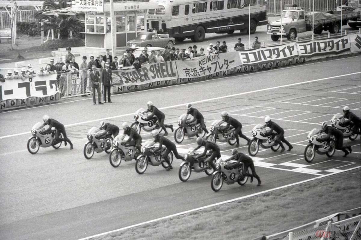昔のロードレースの「押しがけスタート」の様子(1965年/日本GPの125ccクラス)。世界GPでは1986年まで「押しがけスタート」でした