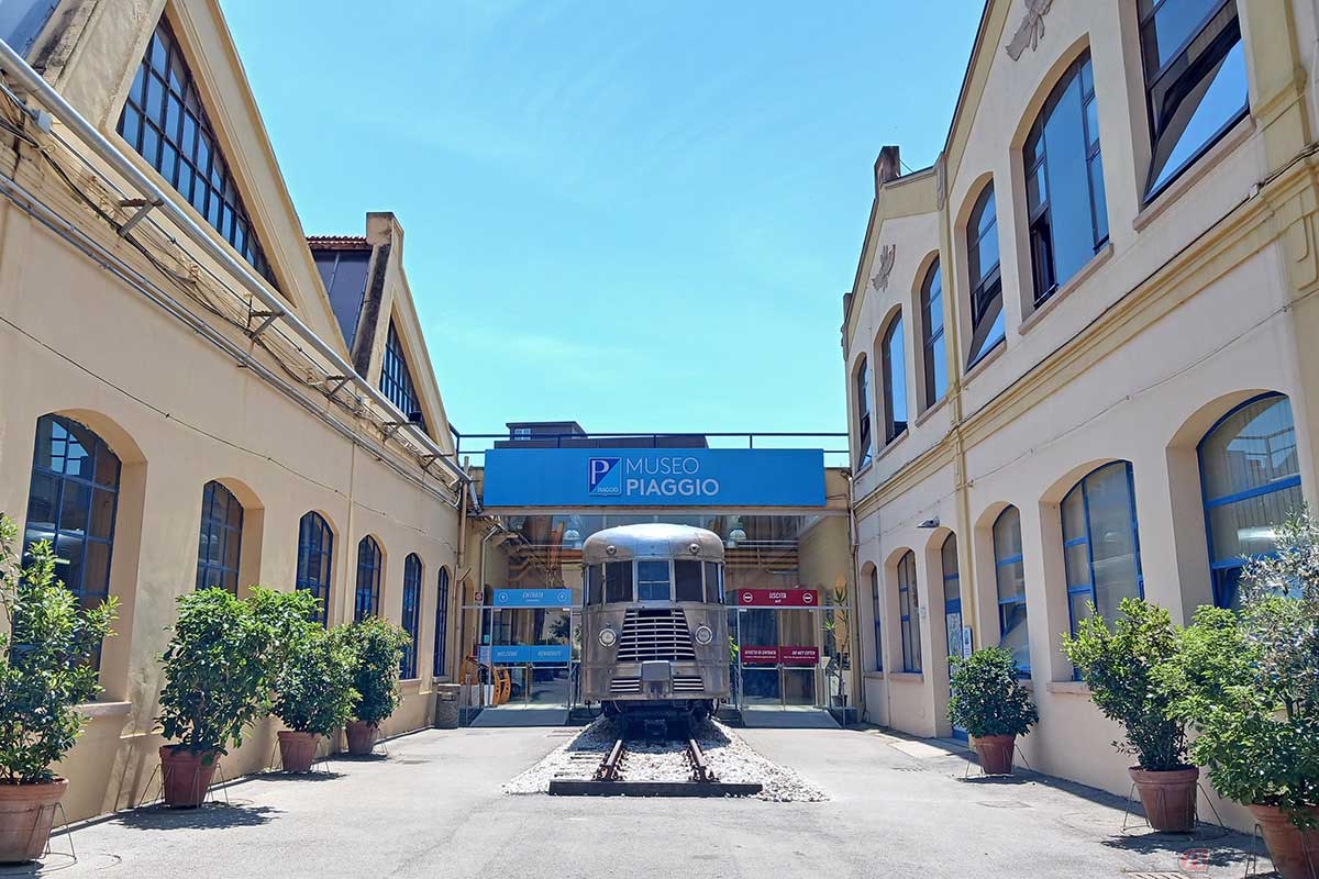 「MUSEO PIAGGIO」（ピアッジオ・ミュージアム）のエントランス。列車が突き抜けている