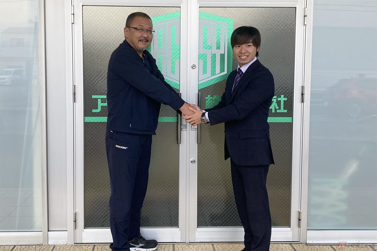オフシーズンにスポンサーの会社を訪問するレーシングライダーの石塚健選手