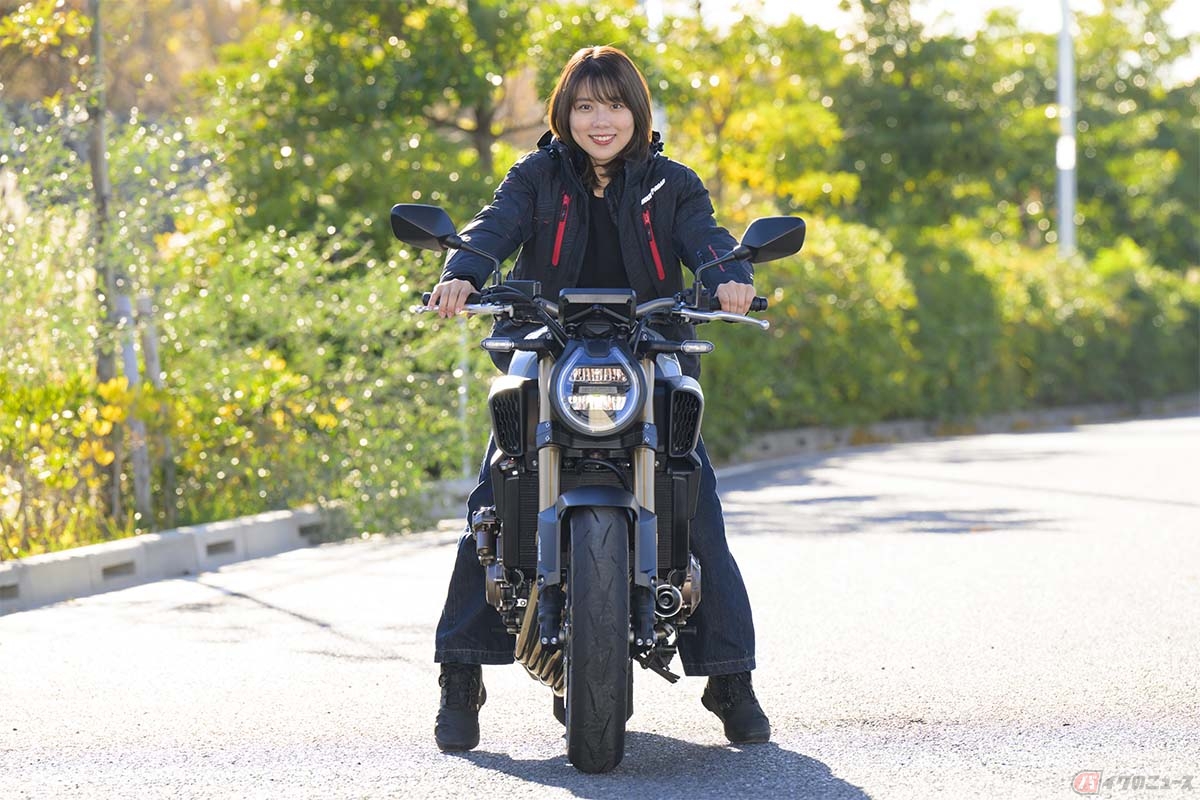 ホンダ「CB650R E-Clutch」の足付き(身長160cm)