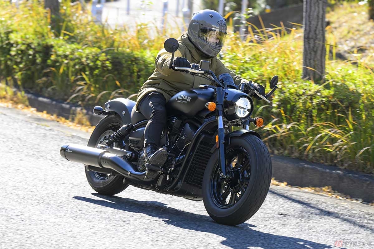 インディアンモーターサイクル「SCOUT BOBBER LIMITED」の走りを楽しむバイク女子の高梨はづきさん