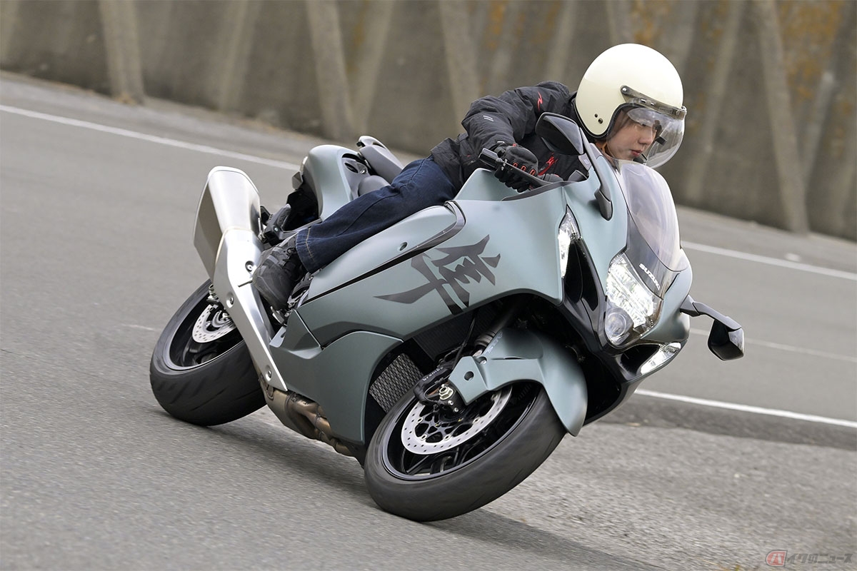 スズキ「ハヤブサ」の走りを楽しむバイク好き女優の小野木里奈さん