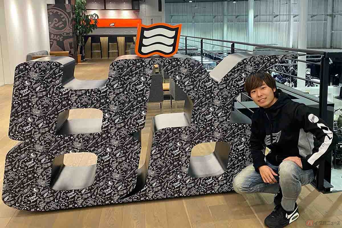オフシーズンにスポンサーの会社を訪問するレーシングライダーの石塚健選手