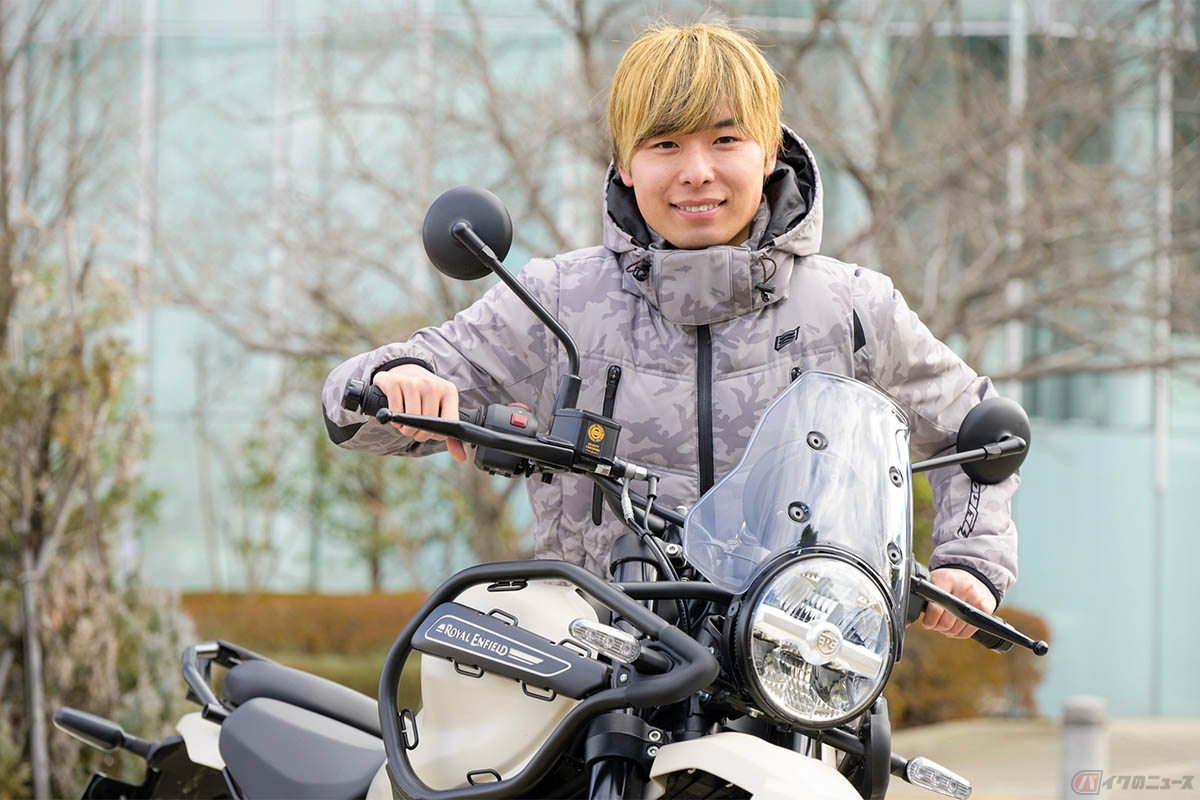 ロイヤルエンフィールド「HIMALAYAN」とレーシングライダーの石塚健選手