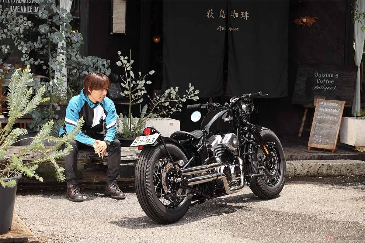 バイクのニュースのロケに参加するレーシングライダーの石塚健選手