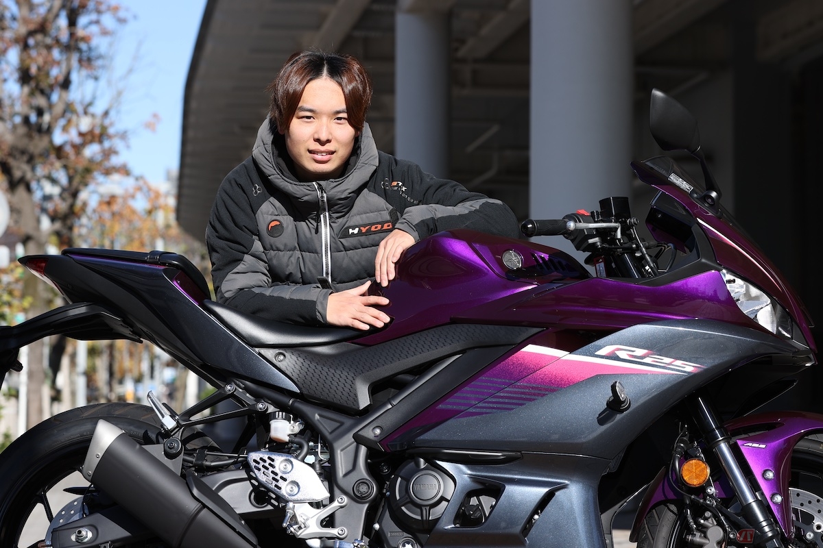 ヤマハ「YZF-R25」とレーシングライダーの石塚健選手