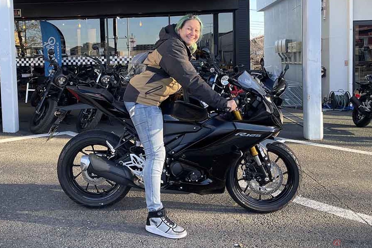 ヤマハ「YZF-R125」の足つき(身長170㎝)
