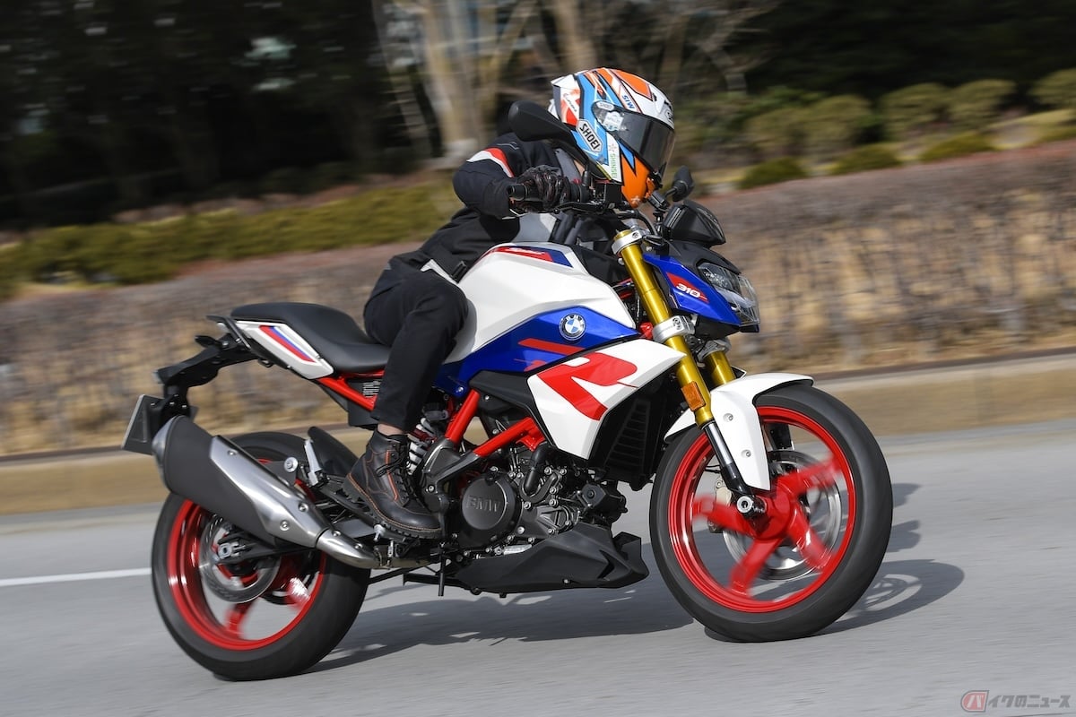 BMW Motorrad「G310R」に搭載される高回転型のエンジン特性を楽しみながら走行する石塚健選手