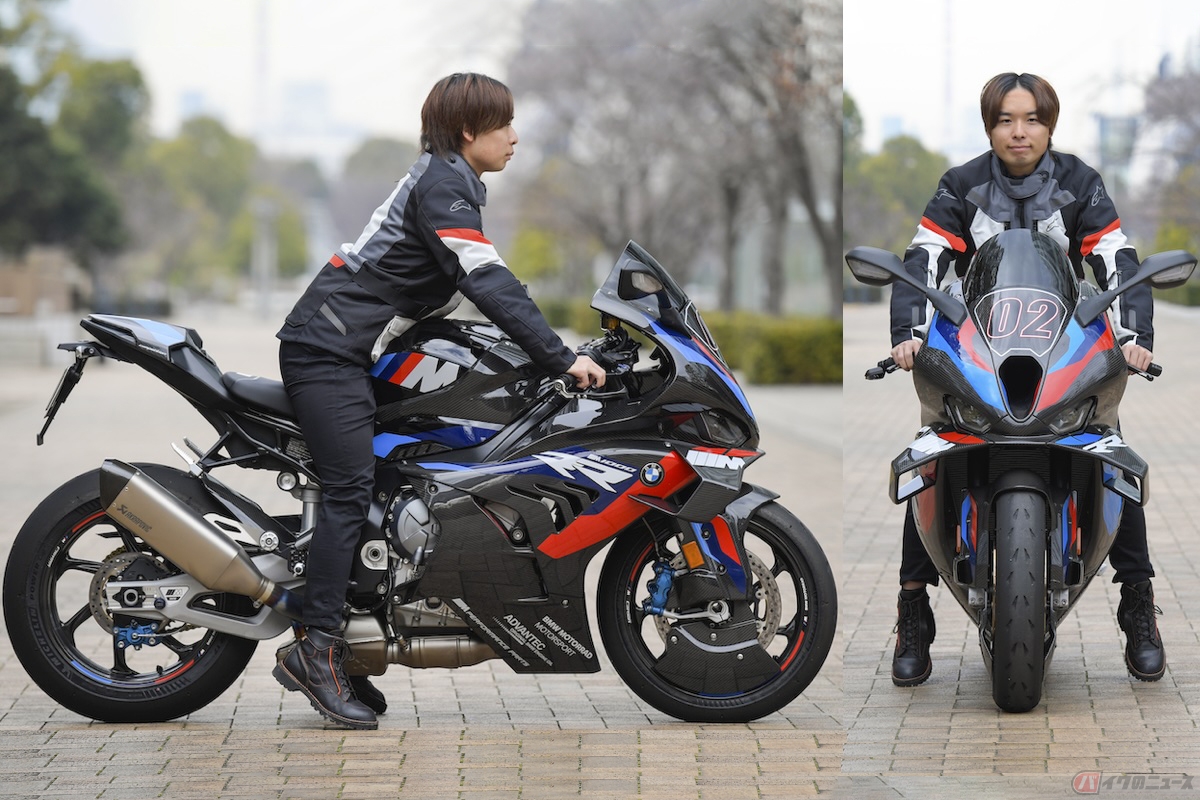 BMW Motorrad「M1000RR」の足着き。シート高832mm、身長165㎝の僕が跨ると両足のつま先がなんとか地面に着く程