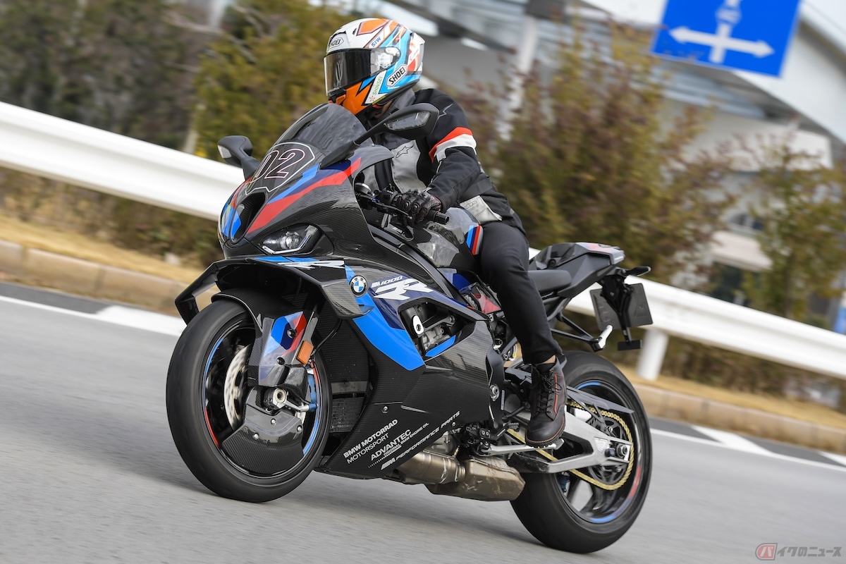 BMW Motorrad「M1000RR」の鋭い加速感とパワーを楽しみながら走行する石塚健選手