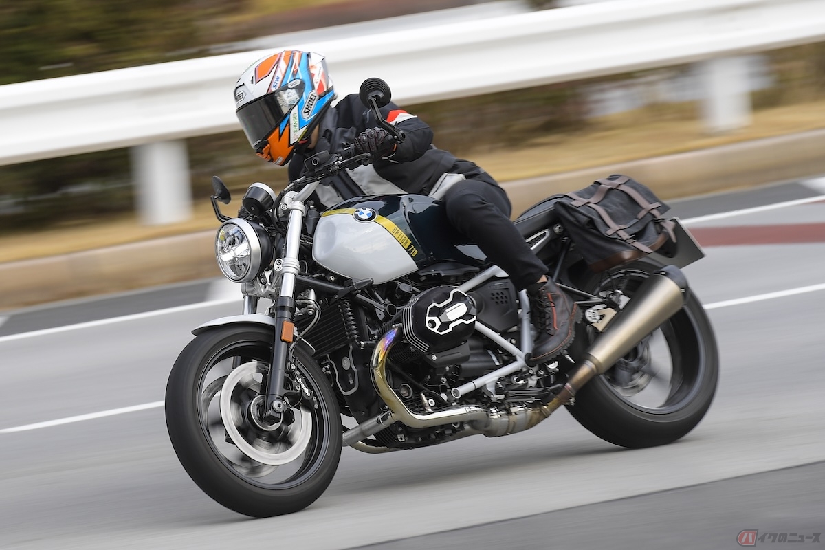 BMW Motorrad「R nineT Pure」のボクサーエンジンならではの独特な鼓動感を感じながら走行をする石塚健選手
