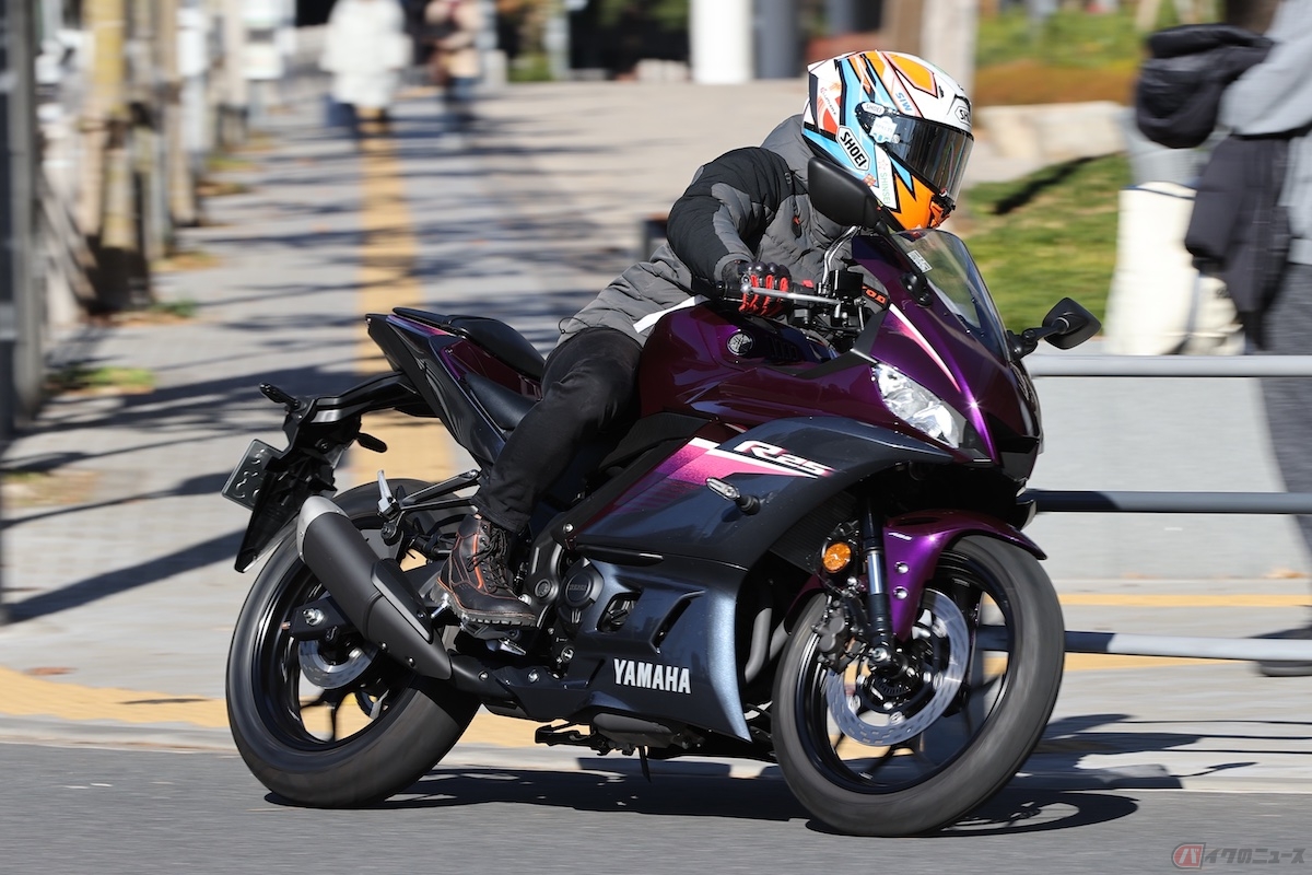 ヤマハ「YZF-R25」でのんびりとツーリングを楽しむ石塚健選手