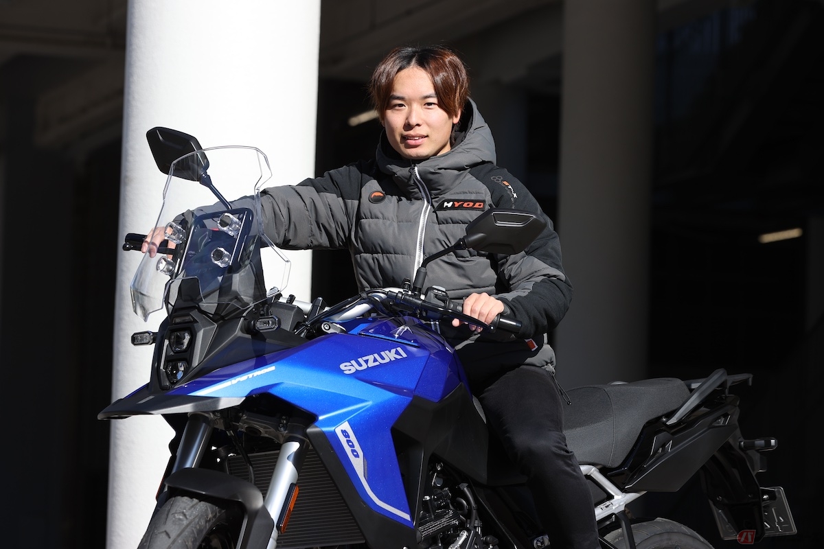 スズキ「Vストローム800」とレーシングライダーの石塚健選手
