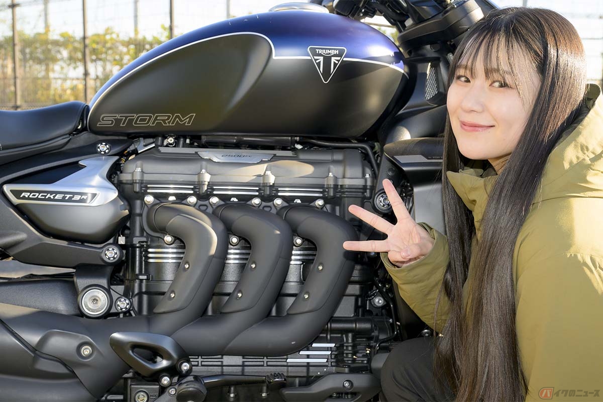 トライアンフ「ROCKET 3 STORM R」とバイク女子の高梨はづきさん