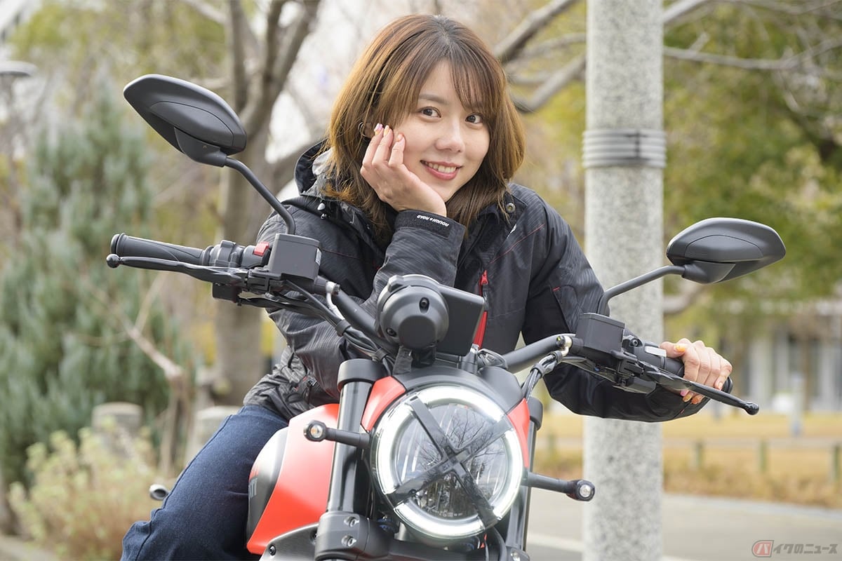 ドゥカティ「スクランブラー フルスロットル」とバイク好き女優の小野木里奈さん