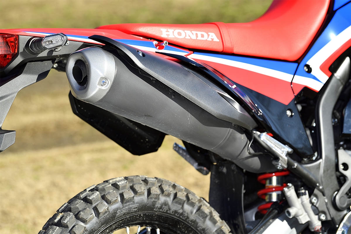オフロードバイクのマフラーが高い位置に搭載される理由は、大きく分けて2つある