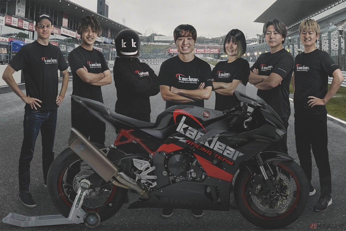 レーシングライダーの石塚健選手とカエディアレーシングチームのメンバー