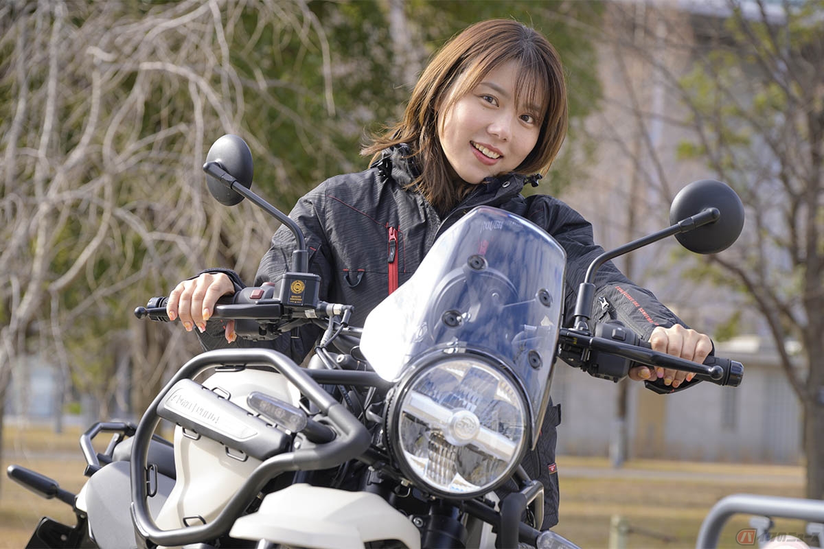 ロイヤルエンフィールド「ヒマラヤ」とバイク好き女優の小野木里奈さん