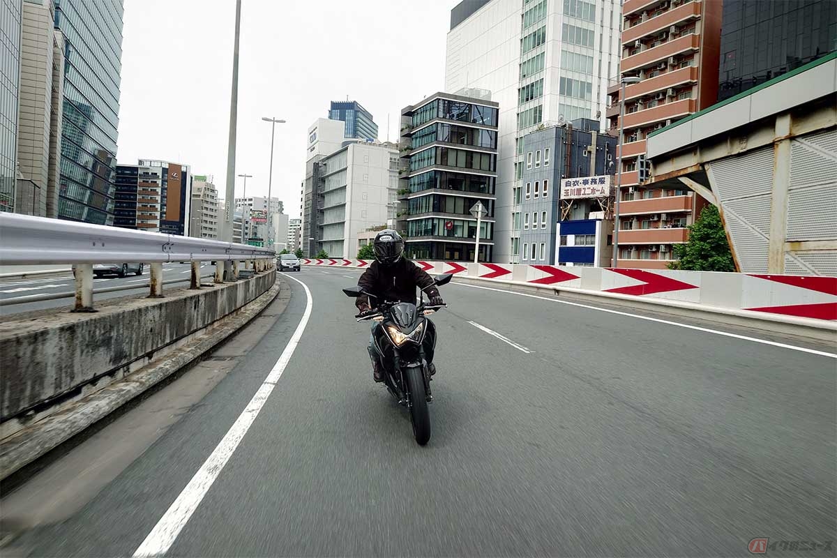 自動車専用道路を走行できるのは、排気量が125ccより大きいバイク