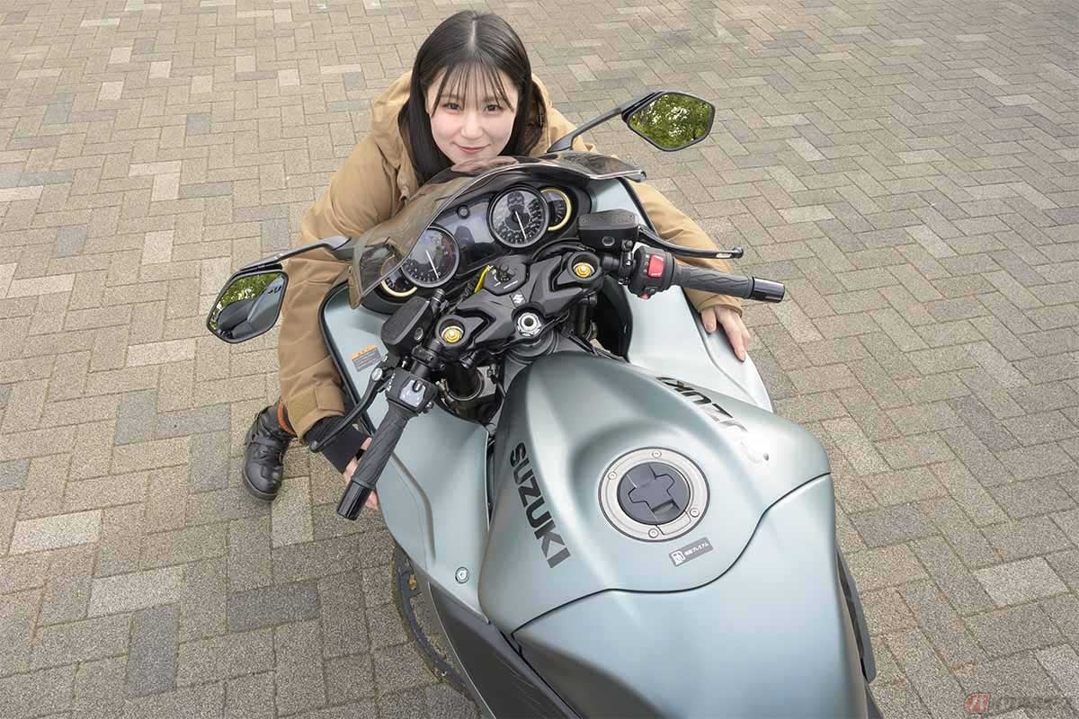 前傾姿勢になるアルティメットスポーツモデルは上から見るとより隼の大きさがわかる
