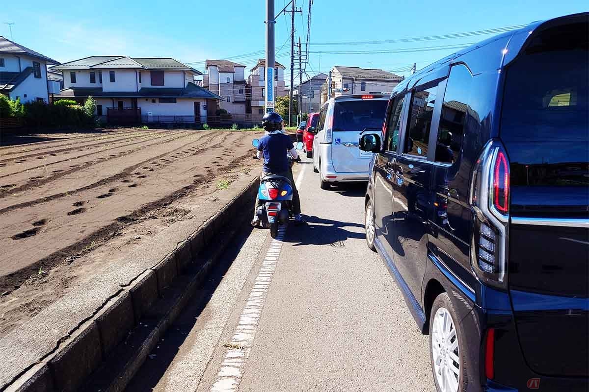 バイクがすり抜けをするために歩道のない道路で歩行者用のスペースである「路側帯」を走行したり、一時的に反対車線を逆走したりすると、通行区分違反となることもある