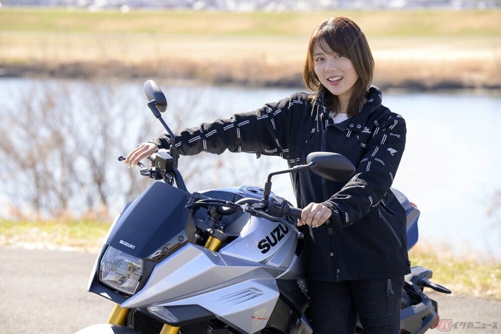 スズキ「カタナ」とバイク好き女優の小野木里奈さん