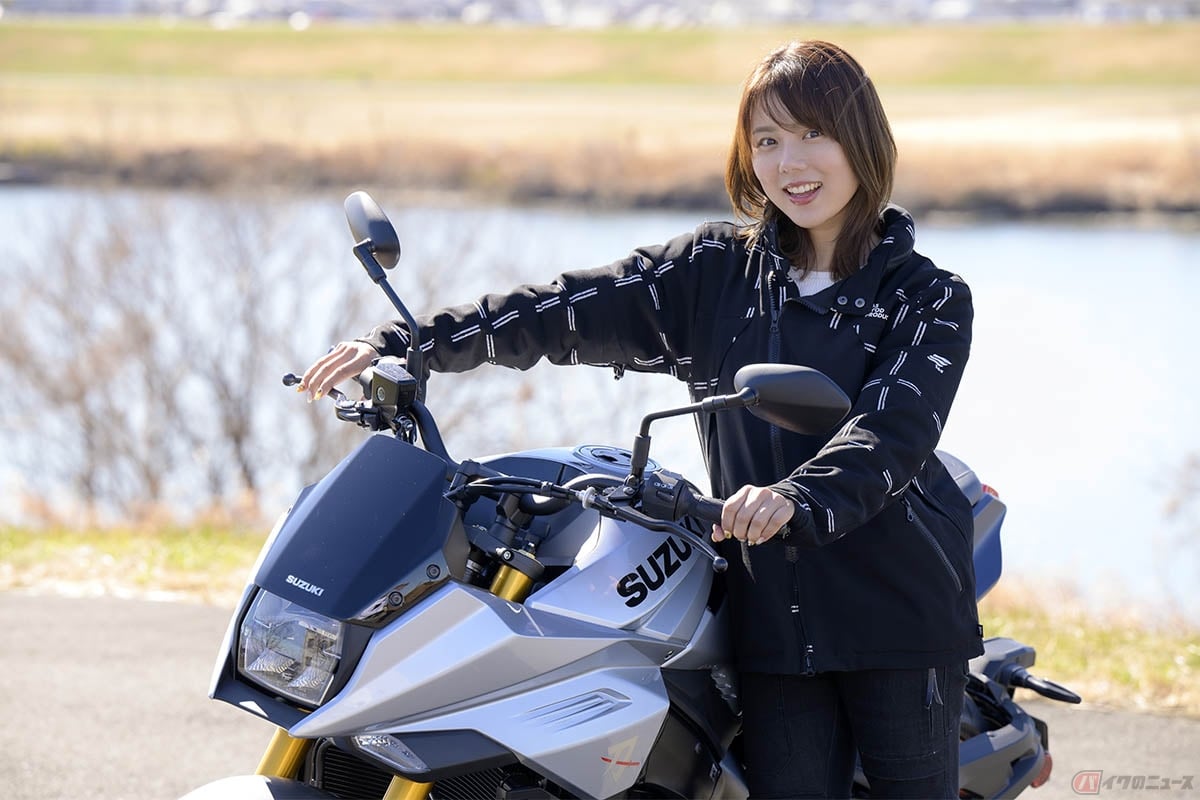 スズキ「カタナ」とバイク好き女優の小野木里奈さん