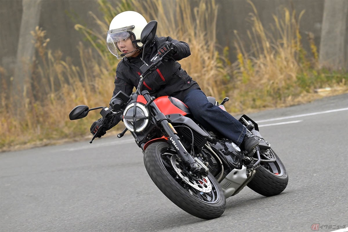 ドゥカティ「スクランブラー フルスロットル」の走りを楽しむバイク好き女優の小野木里奈さん