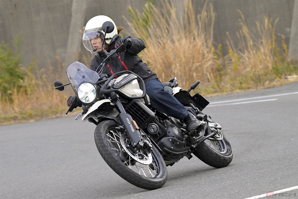 ロイヤルエンフィールド「ヒマラヤ」の走りを楽しむバイク好き女優の小野木里奈さん