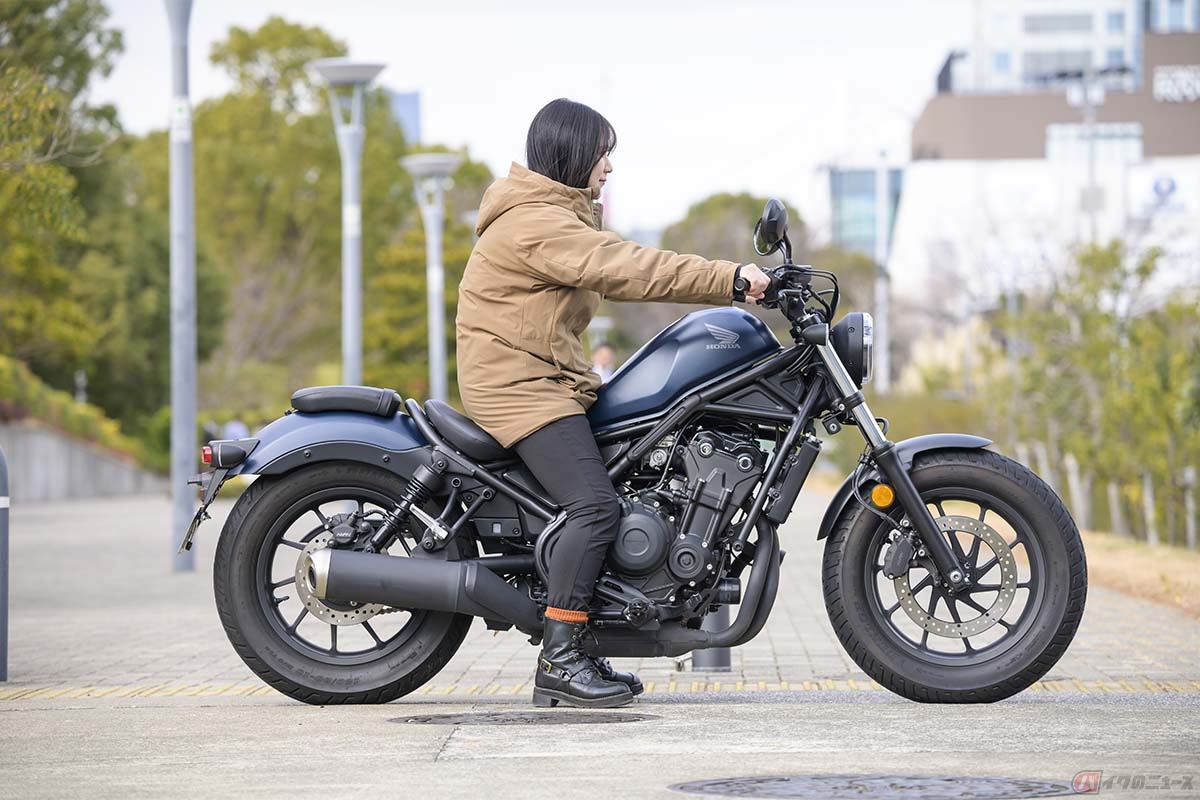 690mmのシート高は、身長158cmの筆者がかかとまでしっかり接地することができ、膝が曲がるほどの余裕がある