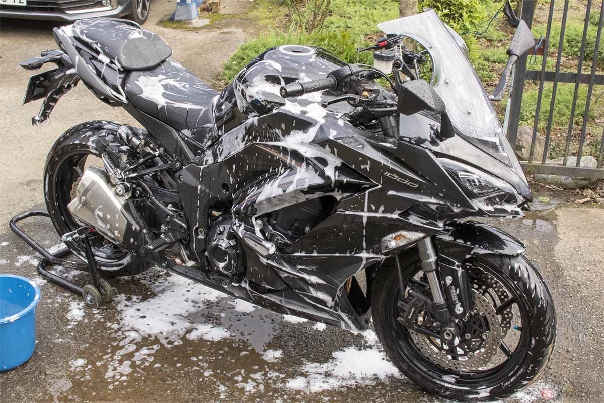 水あり洗車は、水が使える広い環境でしっかり洗う効果的な洗車方法