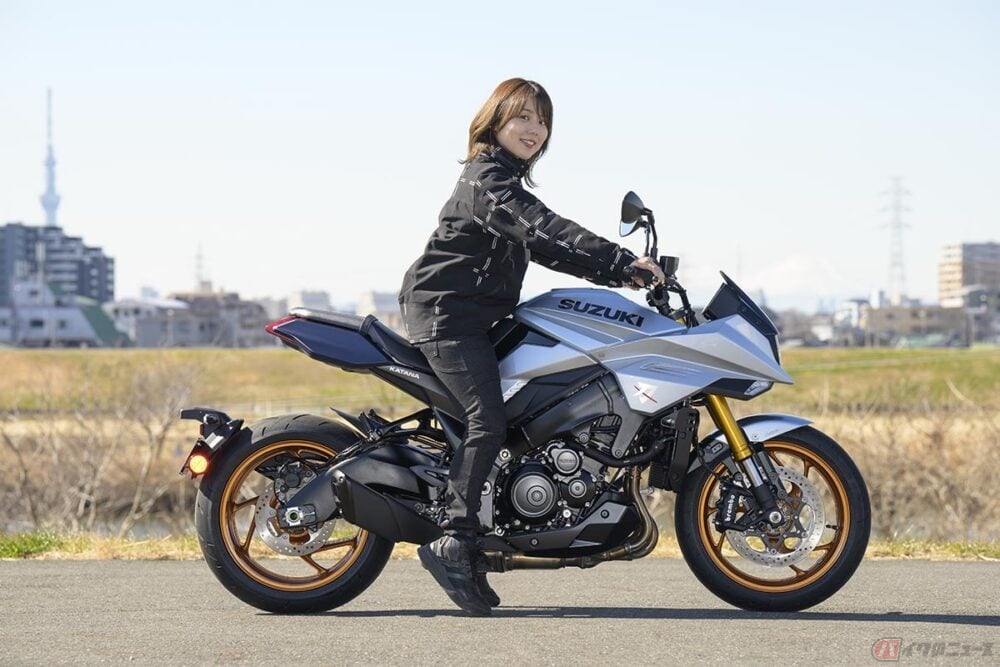 スズキ「カタナ」の足付き(身長160cm)