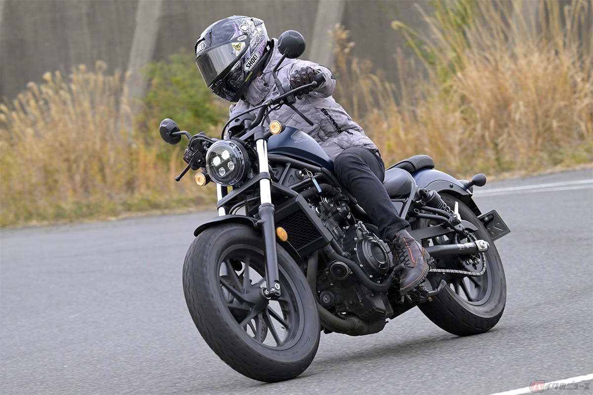 ホンダ「レブル500」の余裕のあるトルク感とエンジンの鼓動感を楽しみ走る石塚健選手